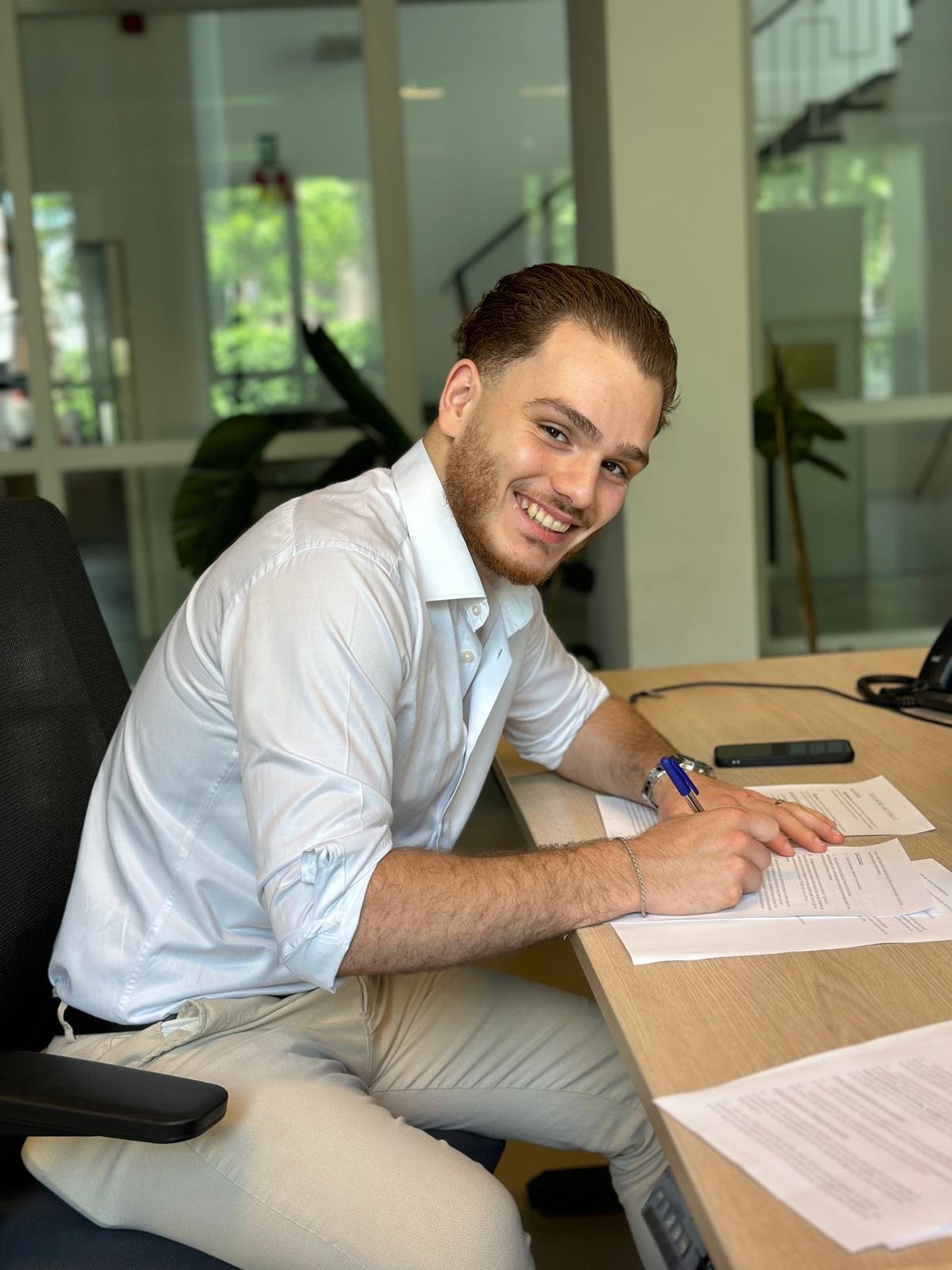 Eerste contract ondertekening